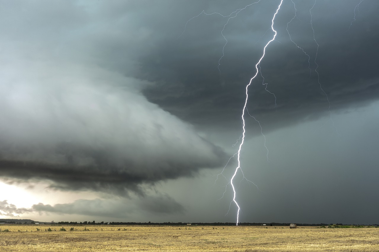 découvrez l'art de la photographie de foudre, une discipline fascinante qui capture la puissance et la beauté des tempêtes électriques. apprenez des techniques, des conseils et des astuces pour immortaliser ces éclairs impressionnants dans vos clichés.