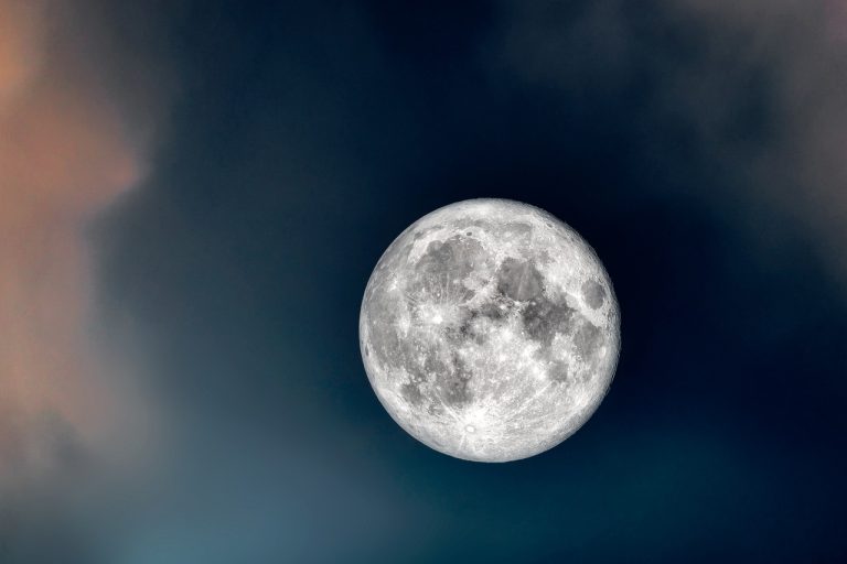 découvrez l'art de la photographie lunaire : astuces, techniques et équipements pour capturer la beauté de la lune. apprenez à immortaliser chaque phase et à révéler les détails fascinants de notre satellite naturel.