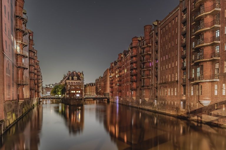 découvrez l'art de la photographie nocturne : techniques, conseils et inspiration pour capturer des images époustouflantes sous les étoiles. apprenez à jouer avec la lumière et les ombres pour révéler la beauté de la nuit.
