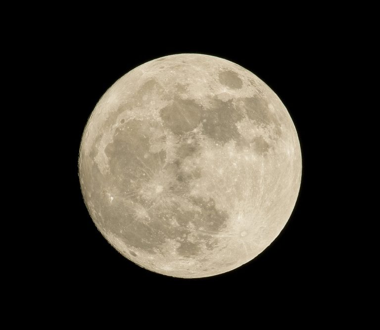 découvrez l'art de la photographie lunaire avec nos conseils pratiques, astuces et techniques pour capturer la beauté de la lune sous différents angles et en toutes conditions. explorez le matériel nécessaire et transformez vos clichés nocturnes en véritables œuvres d'art.