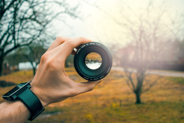découvrez tout ce qu'il faut savoir sur la distance focale, un élément clé en photographie et en optique. apprenez comment elle influence la composition et la perspective de vos images, ainsi que des conseils pour choisir l'objectif idéal en fonction de vos besoins.